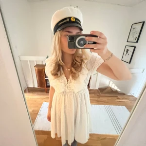 Supersöt studentklänning🌟🤍 - Säljer denna då jag hittat en annan till studenten, aldrig använd endast provad🤍🤍inte min bild🤍