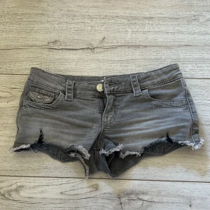 Gråa shorts💕 - Köpte precis dem här men tyvärr är dem lite för små, så det är derför jag säljer dem. Storlek: 146, skriv om ni har några frågor!💕