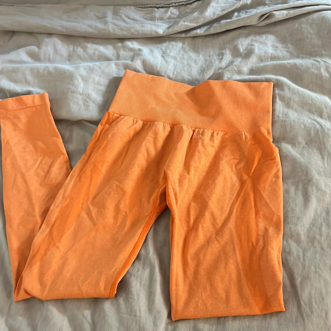 Orange leggings från NVGTN - 1