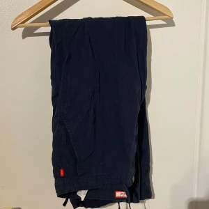 Mörkblå byxor  - Baggy mörkblåa byxor, vet ej märke eller storlek men passar L-XL. 