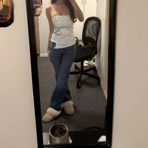 Vit tubtopp Zara - Fin Zara topp som är perfekt inför sommaren. Använd 1 gång och inga defekter. Lite för liten för min smak och därför säljer jag den. Pris går att diskutera