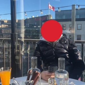 Moncler cardigan - Intressekoll på min Moncler tricot knitted cardigan, är villig att sälja den men har ingen stress. Så folk med skambud behöver inte buda och slösa min och eran tid. Säljer den till rätt person. Den är ganska efterfrågad och svår att få tag på iallafall en ÄKTA. Den är äkta såklart och Cond är 9/10. För fler frågor eller bilder är det bara att höra av dig🍾😁