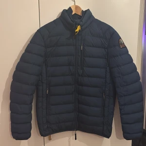 Mörkblå lättviks dunjacka från Parajumpers - Säljer en spirlans ny mörkblå vår/ höstjacka i storlek M ( passar perfekt som S), som inte har kommit till användning från Parajumpers. Nypriset ligger på runt 5299kr, vid fler frågor/funderingar kontakta gärna säljaren!