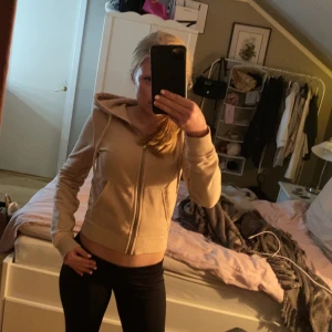 Hoodie från H&M - Säljer denna gulliga hoodie från H&M! Aldrig använd. Priset går att diskutera!💕