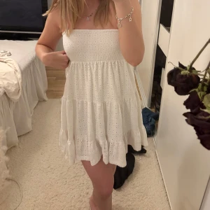 Vit klänning - Jättefin klänning, använd fåtal gånger så i jättebra skick. Har även en underklänning så den är inte genomskinlig 💕