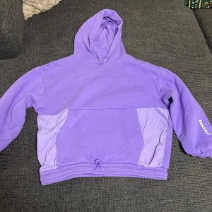 Lila hoodie från Bekkin - Säljer en cool lila hoodie från Bekkin. Den har en stor ficka framtill och justerbar dragsko i nederkanten. Perfekt för en avslappnad stil. 💜