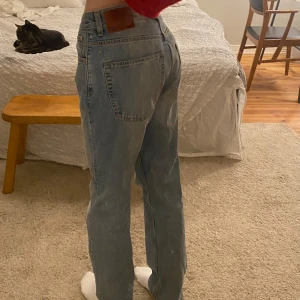 Blå baggy jeans - Säljer ett par klassiska blå jeans med midwaist. Dom är för stora för mig men i bra skick. 😌 Storlek S/M. 