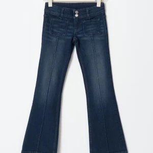 Mörkblå bootcut jeans - snygga low waist bootcut jeans från gina, aldrig använts 