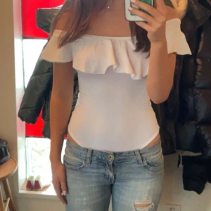 Vit offshoulder body - Säljer en super fin vit body💕Den är i ett bra skick