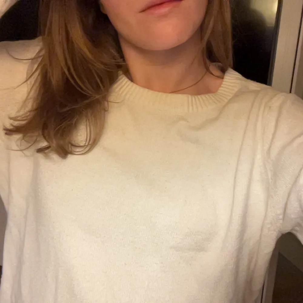Skön stickad vit tröja från Vila strl XL men passar mig som brukar ha S🤍. Neuleet.