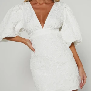 Klänning vit  - Säljer denna så fina klänning som passar toppen till studenten! Helt oanvänd säljer då jag hittat en annan klänning jag ska ha på studenten 💕💕