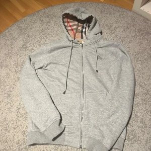 Grå hoodie från Burberry - Grå burberry zip hoodie oandvänd