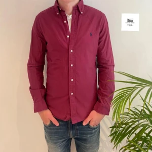 Ralph lauren skjorta  - Ralph lauren skjorta vinröd | Skick: 9,5/10 | Size - S | Pris - 599kr | Modell - Slim fit | Modellen är ca 182cm lång | Fraktar via postnord eller instabox på köparens bekostnad | Hör av dig vid minsta fråga eller fundering // RDL
