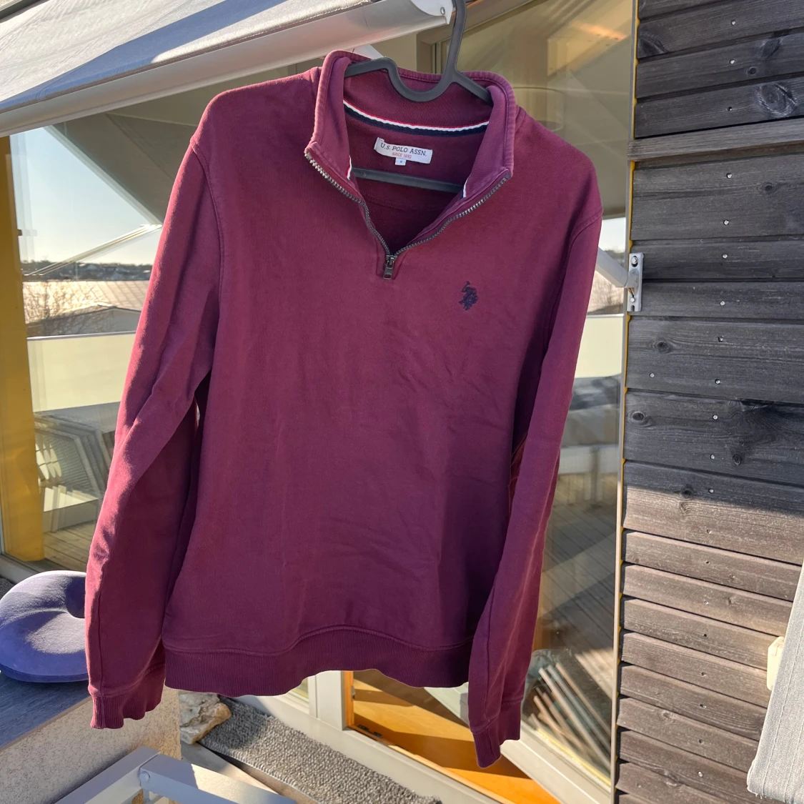 Vinröd tröja med dragkedja från U.S. Polo Assn. - 1