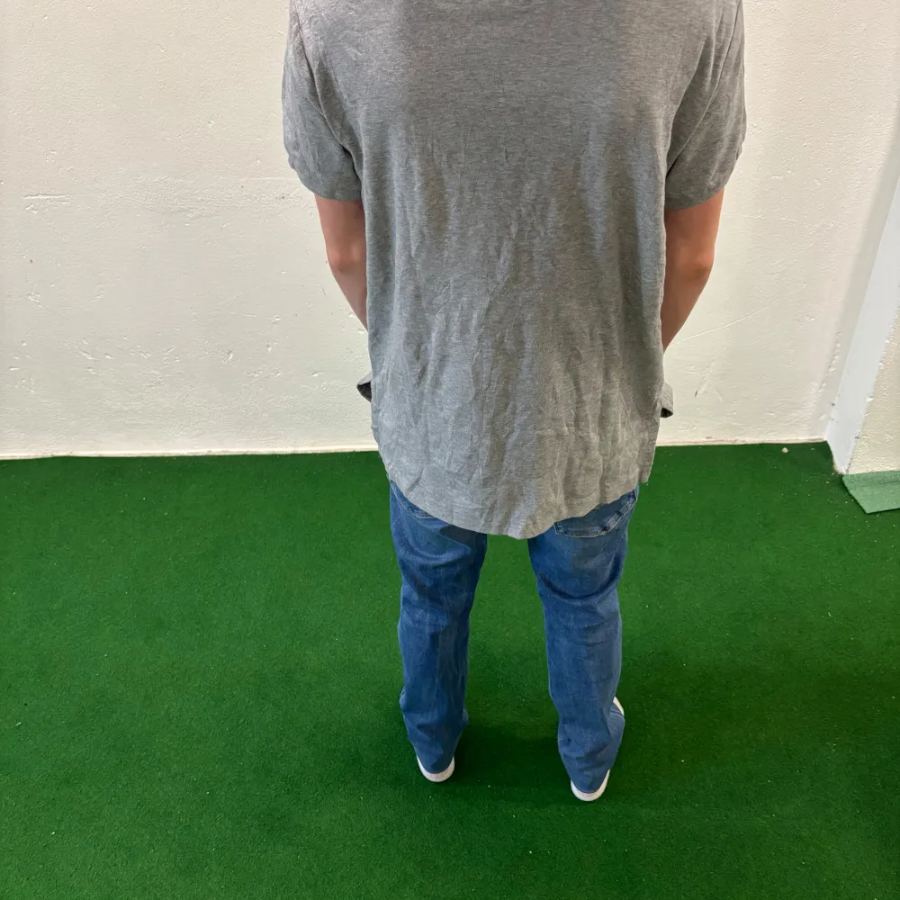 Säljer en klassisk grå pikétröja från Ralph Lauren med korta ärmar och broderad logga på bröstet. Perfekt för en stilren och avslappnad look. Skön och lätt att matcha med jeans eller chinos. Hör av dig vid minsta fundering. Priset kan diskuteras👍🤙. Paidat.