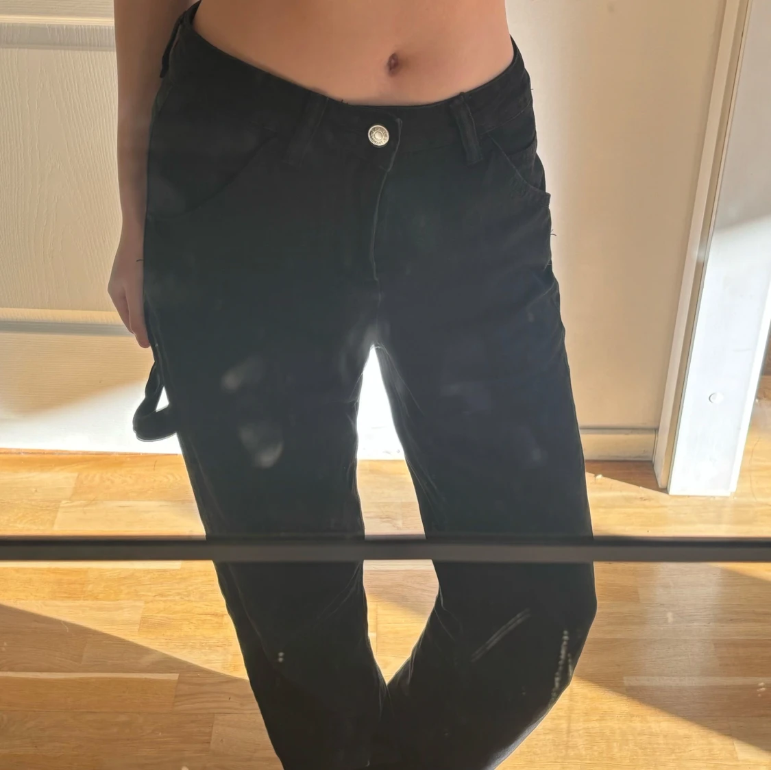 Svarta jeans med detalj  - 1