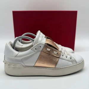 VALENTINO OPEN SNEAKERS - Valentino open sneakers - Skick: 8,5/10 - Storlek 37 - Tillbehör: Box - Nypris 7700kr - deluxecloset 