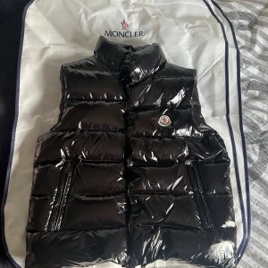 Moncler väst  - Storlek: 1/S. Västen är inprincip ny då den knappt är använd på grund av att den inte suttit så bra på mig och känner att jag därför vill bli av med den då den bara hänger på en galje i garderoben. Inga tecken på användning hör av er vid frågor