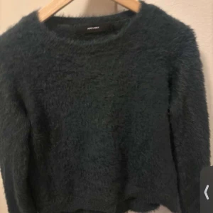 Mörkgrön fluffig tröja från Zara - Säljer en mysig mörkgrön fluffig tröja från Zara. Tröjan har en rund halsringning och långa ärmar, perfekt för kyliga dagar. Den är både stilren och bekväm, ett måste i garderoben! 💚