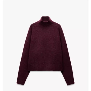 Vinröd stickad polotröja - Säljer en mysig vinröd stickad polotröja med hög krage. Tröjan har långa ärmar och en avslappnad passform, perfekt för kyliga dagar. Ett måste i garderoben för en stilren look. Helt ny med prislapp på, säljer då den tyvärr inte kommit till användning💞hör av dig för fler bilder