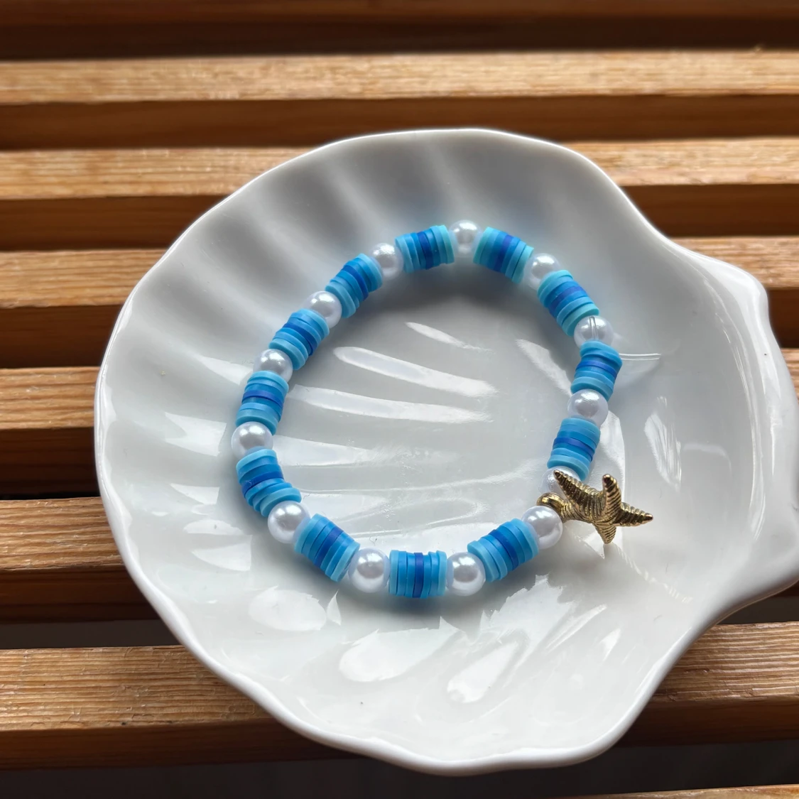 Färgglada pärlarmband med berlocker - 2