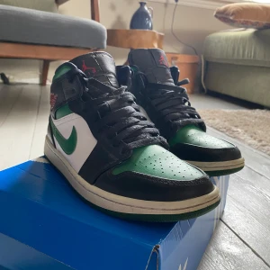 Nike Air Jordans i grönt och svart - Snygga Nike Air Jordans i en fräsch kombination av grönt, svart och vitt. Tyvärr har jag inte kvittot men de går att scanna QR koden! Köpte dom här på Plick!