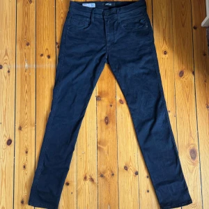 Replay anbass hyperflex jeans - Säljer ett par snygga svarta jeans från Replay i modellen Anbass hyperflex. De har en slim fit och är tillverkade i ett stretchigt material för extra komfort. Nypris runt 1700kr. 