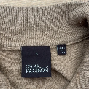 Beige half zip från Oscar Jacobson - Tja! 🌊 Säljer en stilren beige tröja från Oscar Jacobson, tillverkad i Italien. Tröjan har en praktisk dragkedja vid halsen och långa ärmar. Perfekt för en elegant och formel look. Tröjan är en ull/kashmir blandning. Storlek S