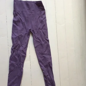Lila leggings från Iconic - Säljer ett par snygga lila leggings från Iconic. De är ribbade och har en hög midja för extra komfort. Perfekta för träning eller en avslappnad dag. 💜Bara använts 1-3 ggr.