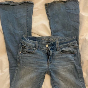 Lågmidjade flare jeans - Snygga lågmidjade blå Boho Flare jeans från American Eagle. Passar någon som är typ 165 +-. Xs/s