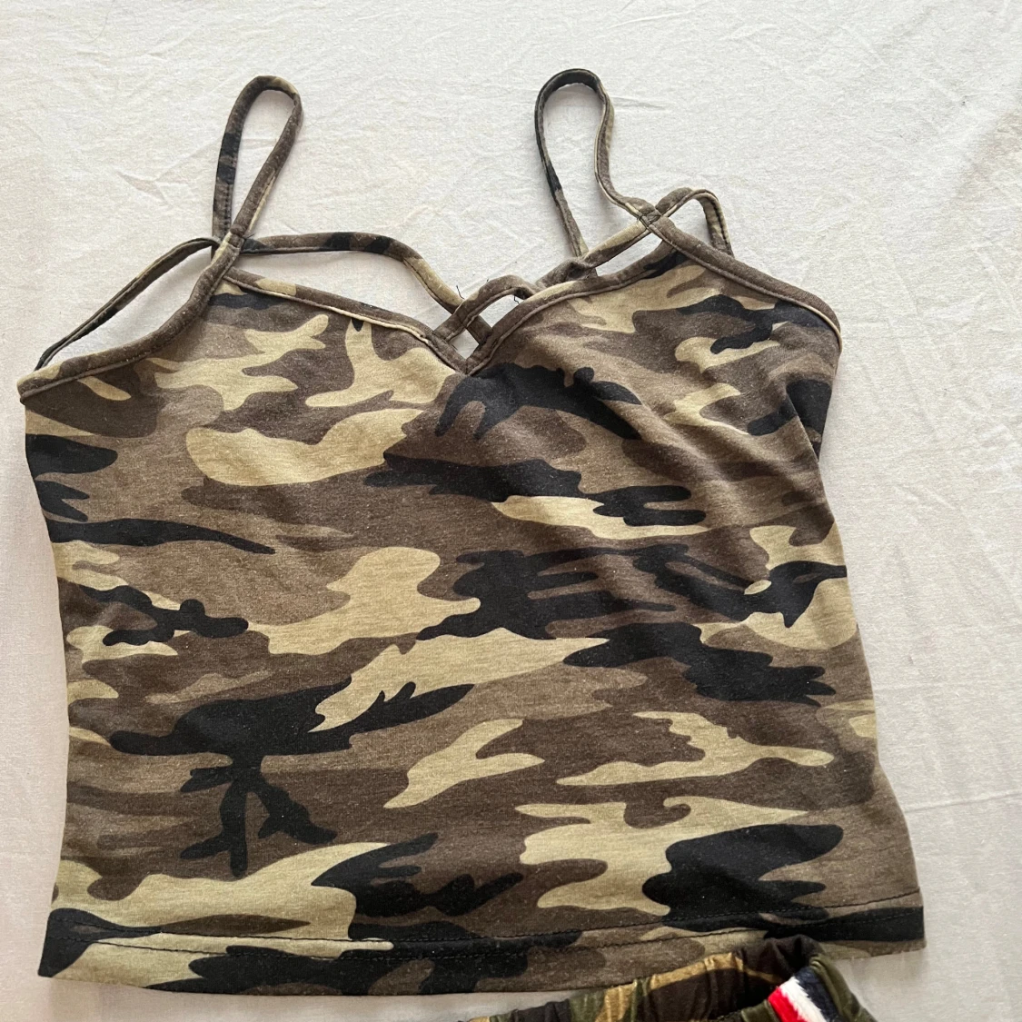 Set Camouflagefärgad linnetopp och byxor - 1