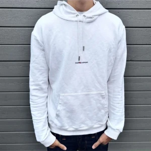 Saint laurent hoodie - Saint Laurent hoodie | L men passar oftast M | inga defekter | är 185 cm väger 69 kg som referens | fraktar spårbart eller möts upp i Täby📍