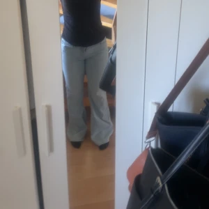 Ljusblå jeans med bootcut - Säljer ett par ljusblå jeans med bootcut-stil. De har en klassisk design med fem fickor och en bekväm passform. Perfekta för en avslappnad look.