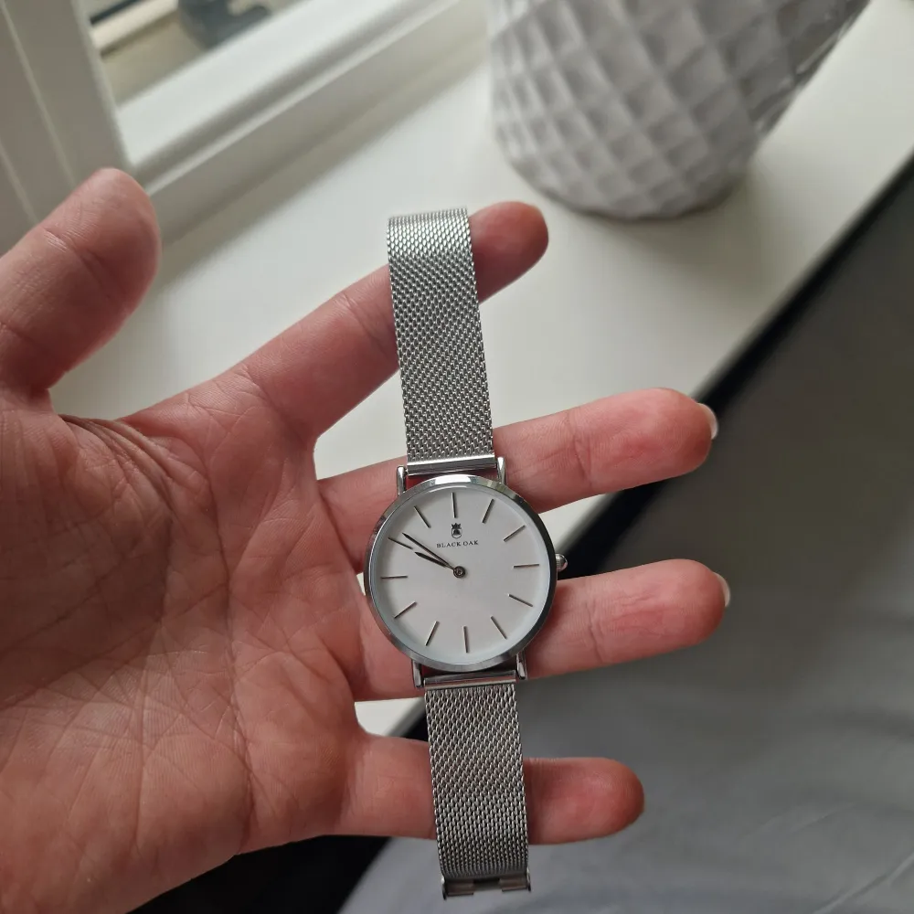 Stilren klocka från Black Oak. Inga slitage utan ser inprincip ny ut! Den behvöer dock byta batteri men det görs enkelt på en klockaffär💕Ny pris 700kr!pris kan diskuteras . Asusteet.