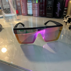 solglasögon med regnbågslinser - Snygga solglasögon med regnbågsfärgade linser. 💕pris går att diskutera💕