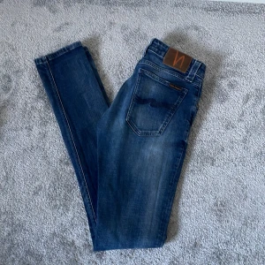 Nudie Jeans  - Tja! Säljer dem här skitsnygga och riktigt efterfrågade Nudie Jeansen. Storlek W28 L34, Skick 9/10, Färg Mörkblå, Nypris 1600 nu endast 349kr! Hör av er vid minsta lilla fråga eller fundering! 