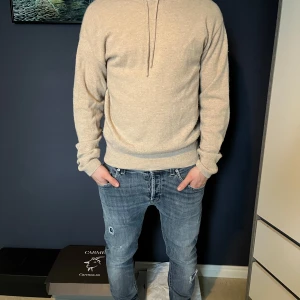 Kashmir hoodie - Biege kashmir hoodie från carmés. Storlek S och Nyskick. Tveka inte på att höra av er!