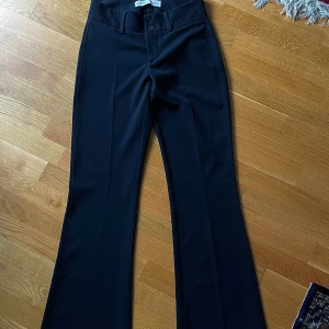 Bootcut  kostymbyxor - Dessa Kostymbyxor är från Bershka👌🏾 och har bara använts 1 gång🐶 Storlek 36