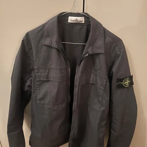 Stone Island overshirt - En fet stone island overshirt i väldigt bra skick🔥Nypris: 4000kr    Hör av för frågor!