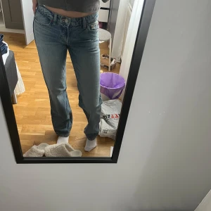Blåa jeans med rak passform - Snygga blå jeans med rak passform. Knappt använda
