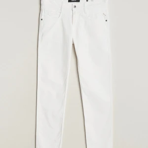 Vita jeansbyxor från Replay - Snygga vita jeansbyxor från Replay med en slim passform. Byxorna har en klassisk femficksdesign och är tillverkade i bomull. Perfekta för en stilren look.
