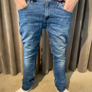 Tiger of Sweden jeans slim - Säljer dessa stilrena tiger of Sweden jeans i storleken  28/32. Modellen är 175 och dom passar bra så skulle rekommendera någon 160-175. Säljer för endast 349 men kom gärna med bud, och hör av er vid minsta lilla fråga😊