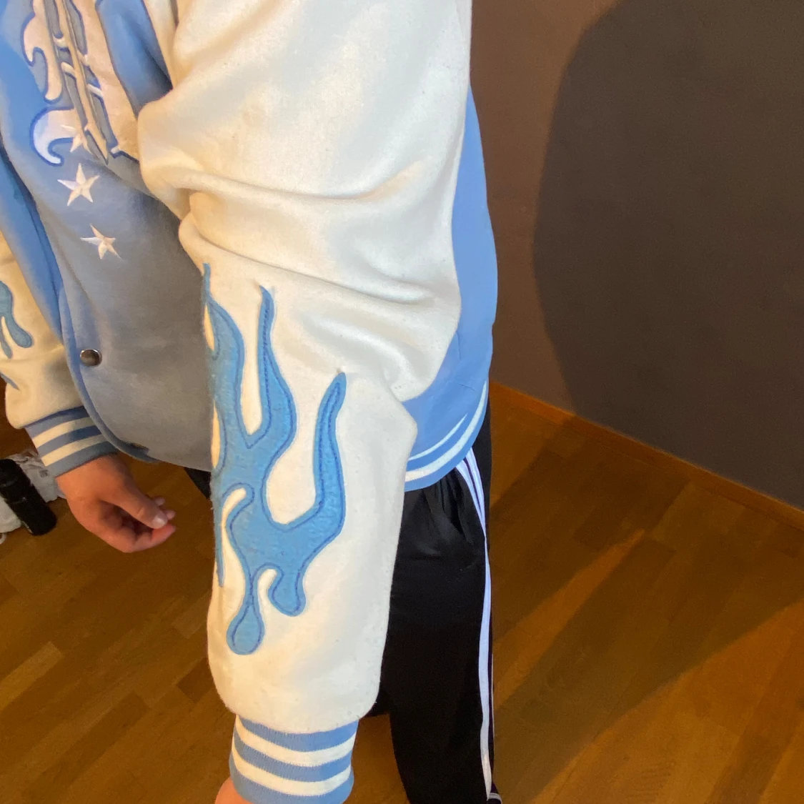 Blå och vit bomberjacka med broderier - 4