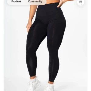 Svarta leggings från Relode - Enbart testade, postas i originalförpackning. Nypris= 699 kr. Snygga svarta leggings från Relode med hög midja och tight passform. Perfekta för träning och ger en smickrande siluett. Tillverkade i ett stretchigt material som ger bra rörelsefrihet.