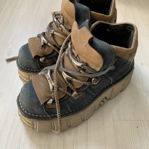 New rock boots, strl 38 - Supersnygga boots från New Rock i storlek 38. De är köpta begagnat men jag har aldrig använt dom, så de är i samma skick som när jag köpte dom. Snörena är väldigt använda men fortfarande hela och kan bytas ut
