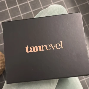 Tanrevel Tanning Kit - Säljer ett Tanrevel tanning kit som innehåller en spraytan-enhet och en flaska tanning liquid. Perfekt för att få en solkysst look hemma. Enheten är kompakt och lätt att använda, och vätskan ger en jämn och naturlig färg. Laddningskabel och användarmanual ingår. Produkten är aldrig använd utan helt sprillans ny!!!!