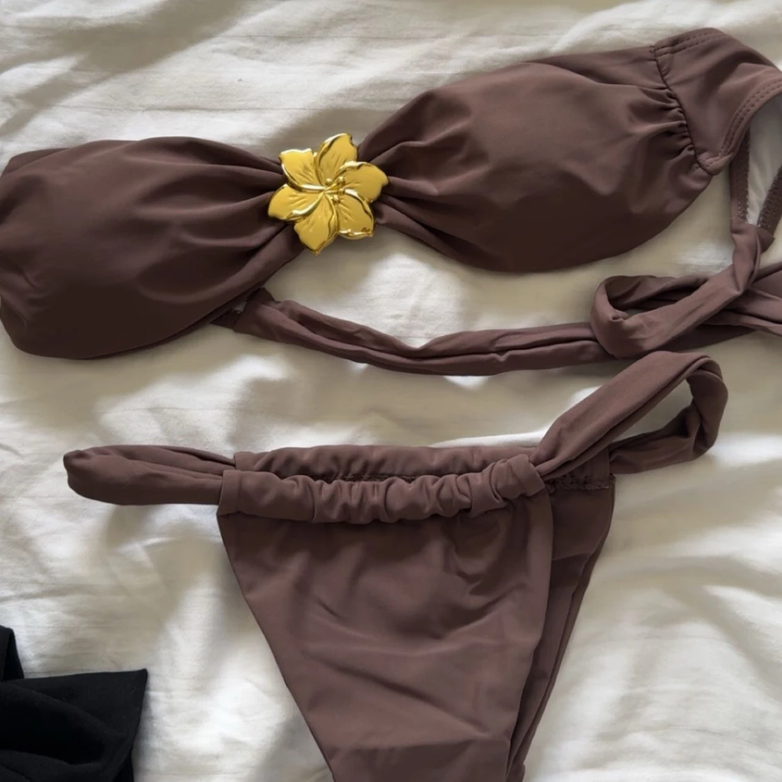 Brun bikini med gul blomdetalj