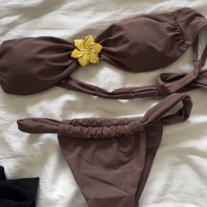 Brun bikini med gul blomdetalj - Brun bikini, varken använd eller testad! 