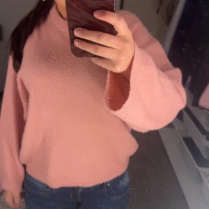 Rosa stickad tröja - Säljer en mysig rosa stickad tröja med långa ärmar. Jätteskön och snygg!
