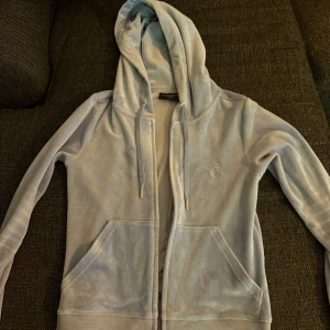 Juicy Couture set - Säljer mitt blå/lila juicy set, färgen är svår att få fram på bild men kan försöka i dags ljus om de efterfrågas! Byxorna är i xxs och tröjan i xs och passar perfekt om man är storlek S i vanliga fall! 